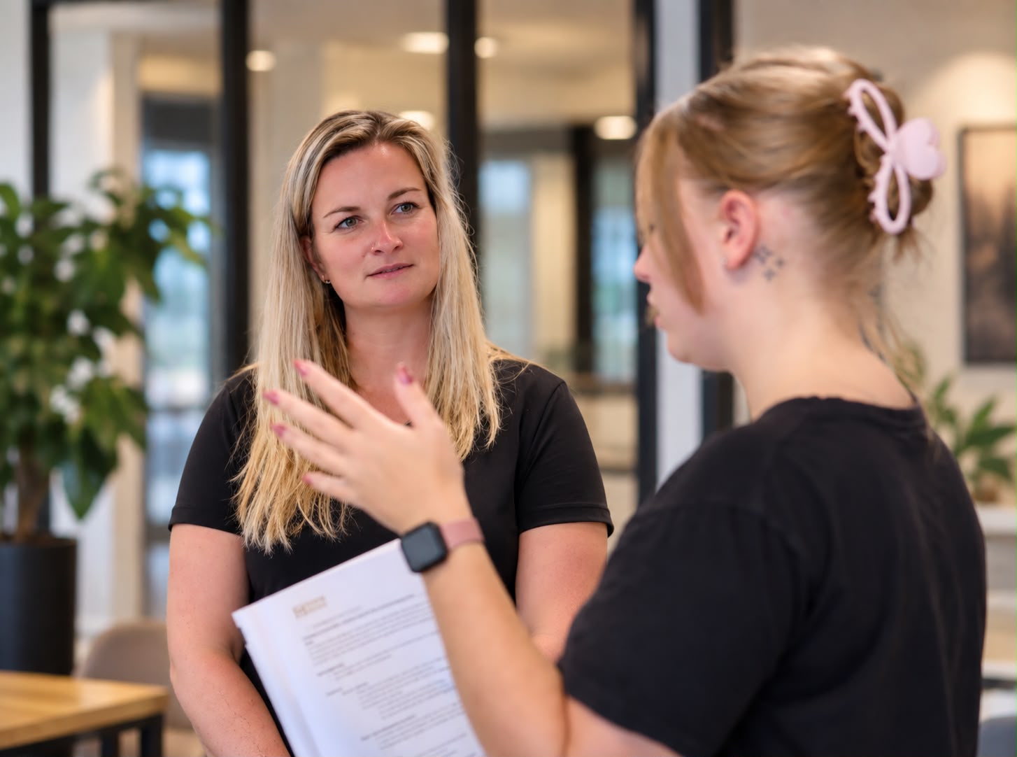 Sanne Meijer in gesprek met een medewerker